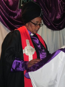 Mamfundisi blessing the memorial