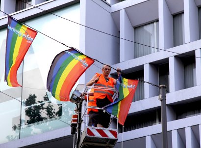 a worker hangs the rainbow flag prior Antwerp Pride_1102