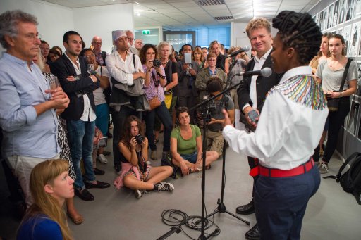 Muholi talking to gallery goers_8808b