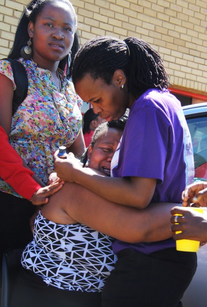 a friend sobbing bitterly_3857