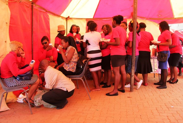 Friends after tears_4120