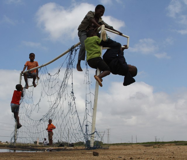 Boys playing with Goal post_0568