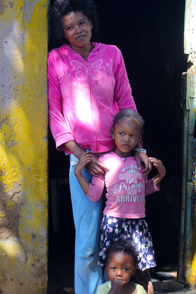 Young mother & children_0359