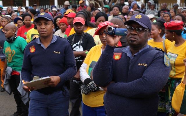 policemen documenting_0265