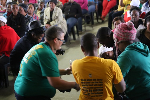 some citizens collapsed during service_0496