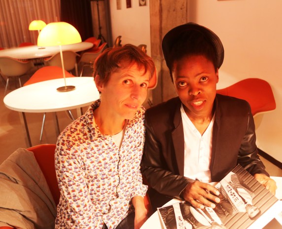 Muholi signing F&P book for Susanne_6076