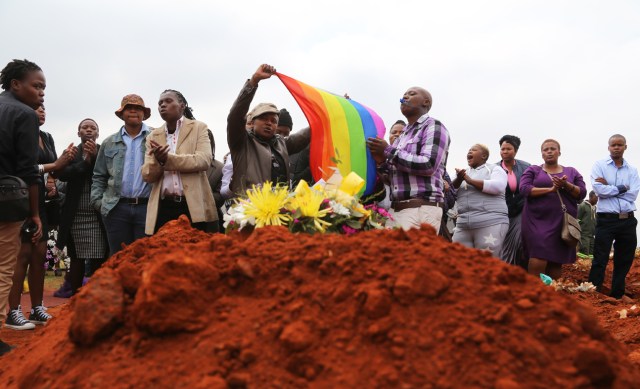 Activists singing in support of the family_9516