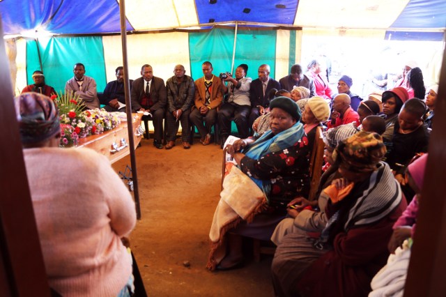 Family support and coffin_9405