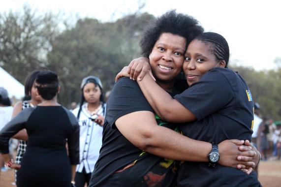 friends _ hugging_6838