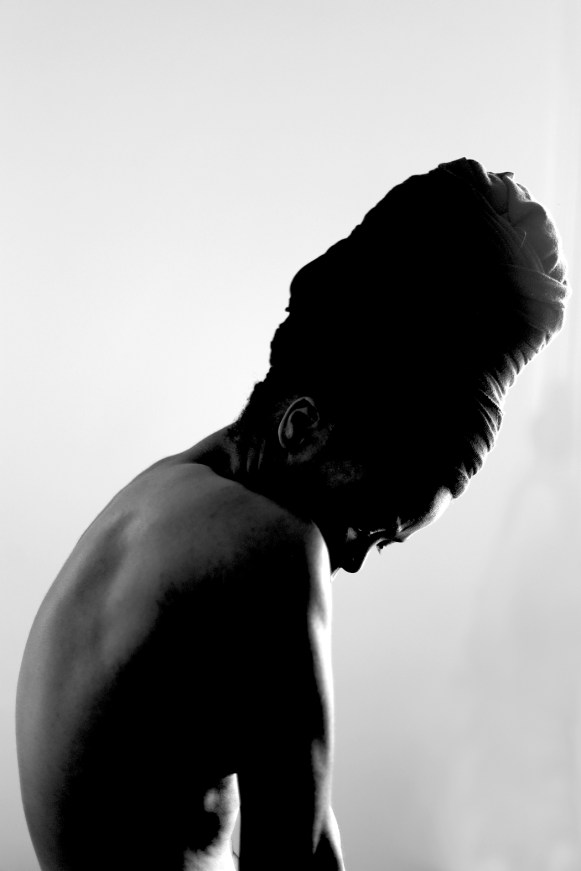 2014 Dec. 4 Muholi bowing B_ PARIS_5996