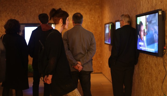 2015 Sept. 17 Viewers at Gallery 3_0641